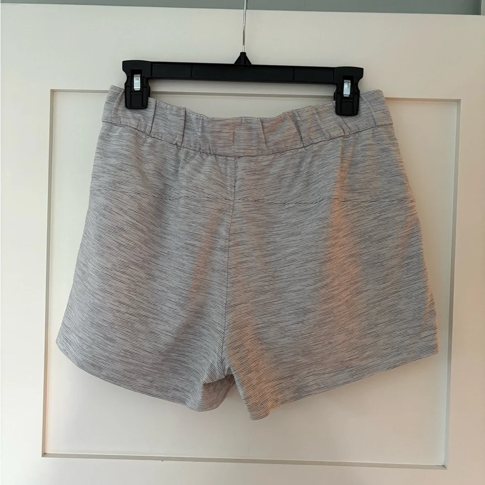lululemon athletica Women's On The Fly Short - Light Gray Size 8 - Picture 6 of 8